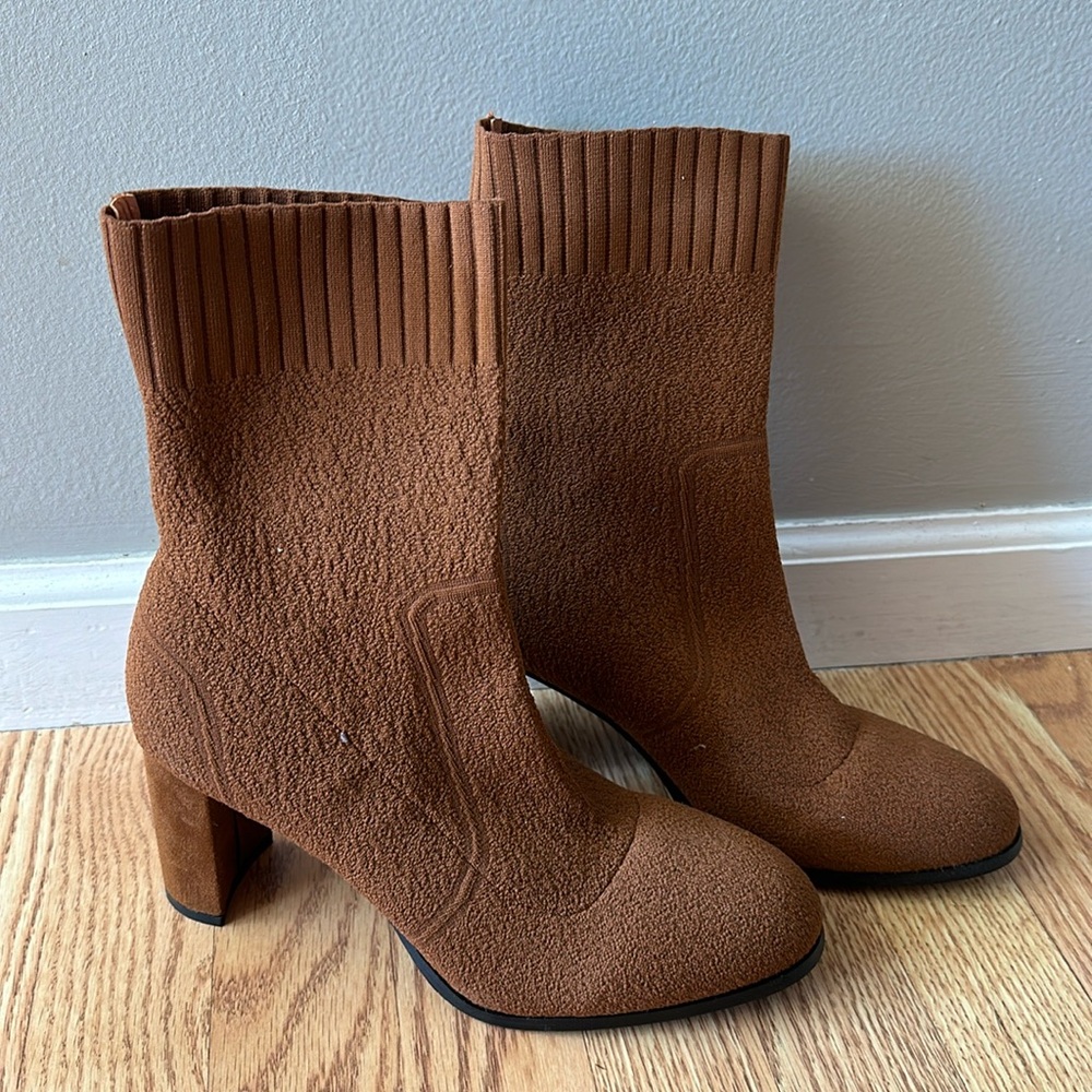 Brown boots, very stretchy around the ankles. Only been used once